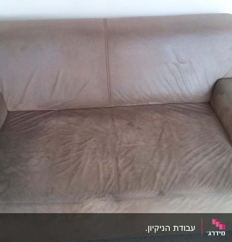 ספה חומה עם כתמים ולכלוך על המושב